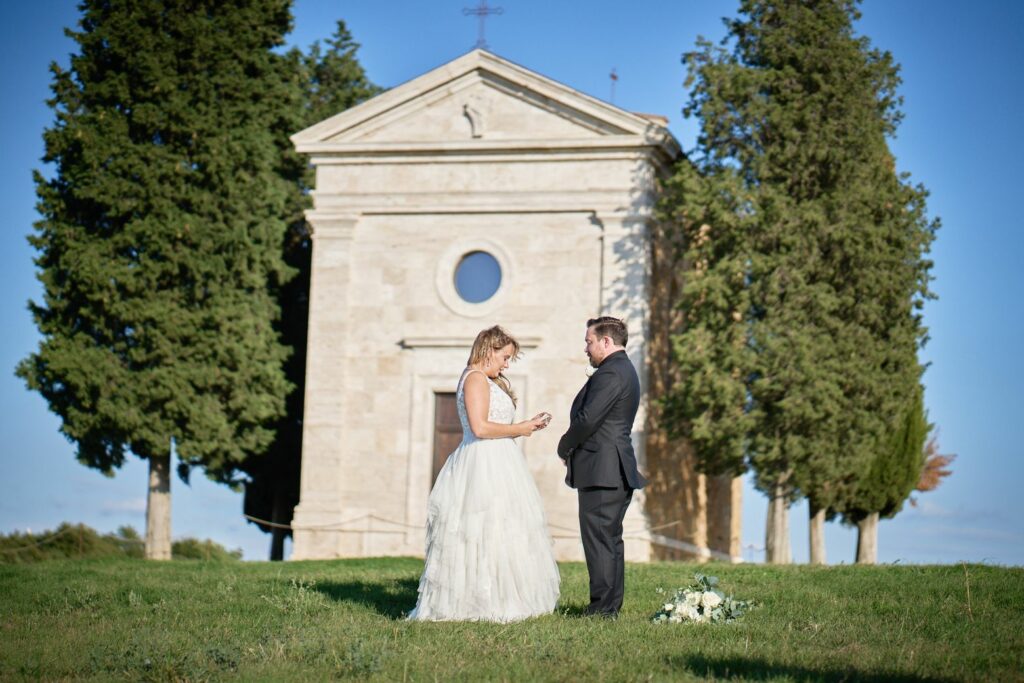 Outdoor elopement in Tuscany