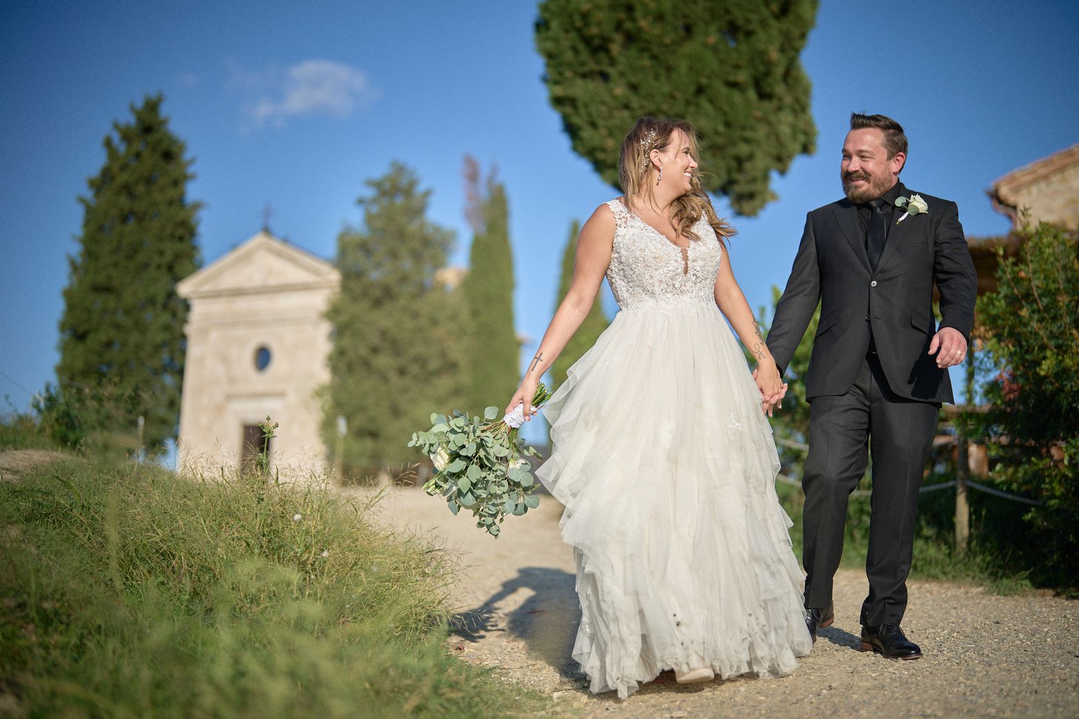 Outdoor elopement in Tuscany