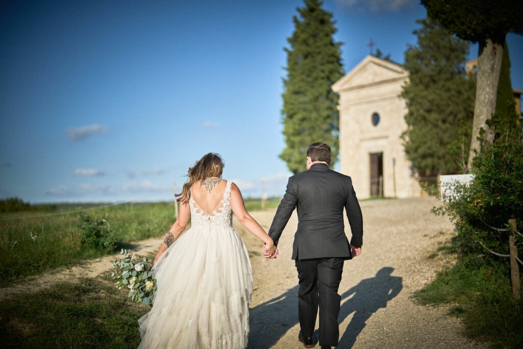 Outdoor elopement in Val D'Orcia