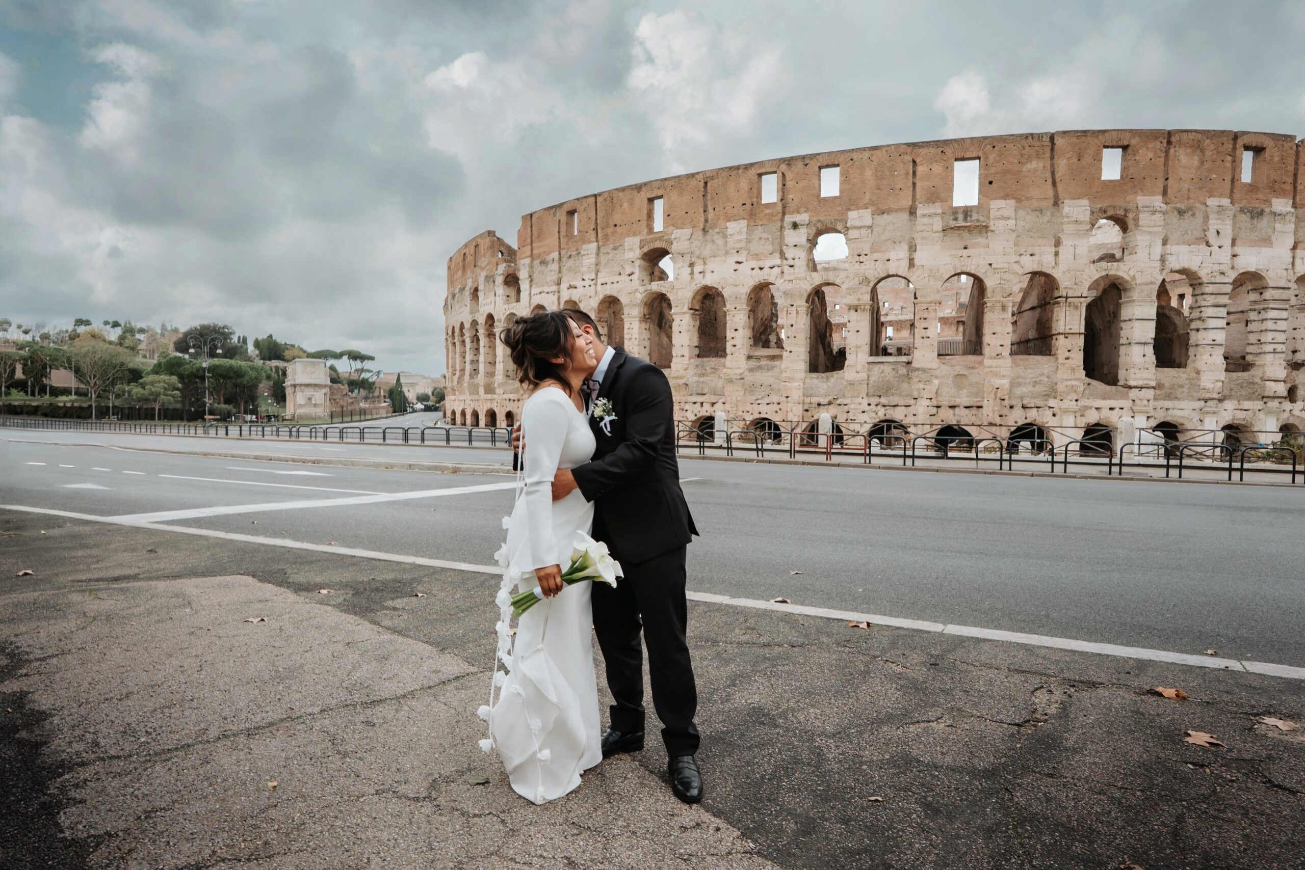 Rome elopement – couple at the Colosseum
